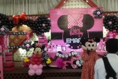 Birthday-wall-with-minnie-mouse-arch-for-birthday-party-celebration