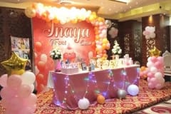 birthday-theme-table-with-peach-white-and-golden-balloons-decor
